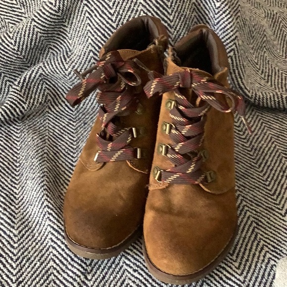 White Mountain Women's Suede Lace Up Wedge Bootie Boots Inside Zipper Shoes 8.5 - Picture 1 of 6